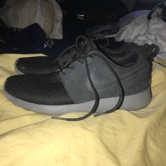 Nike Shoes - Nike Roshe runs